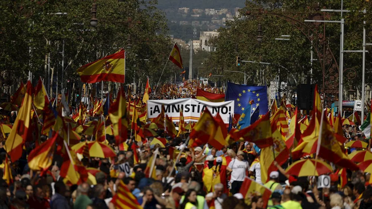 Manifestación contra la amnistía en Barcelona, en directo | Miles de personas protestan en la capital catalana contra la amnistía