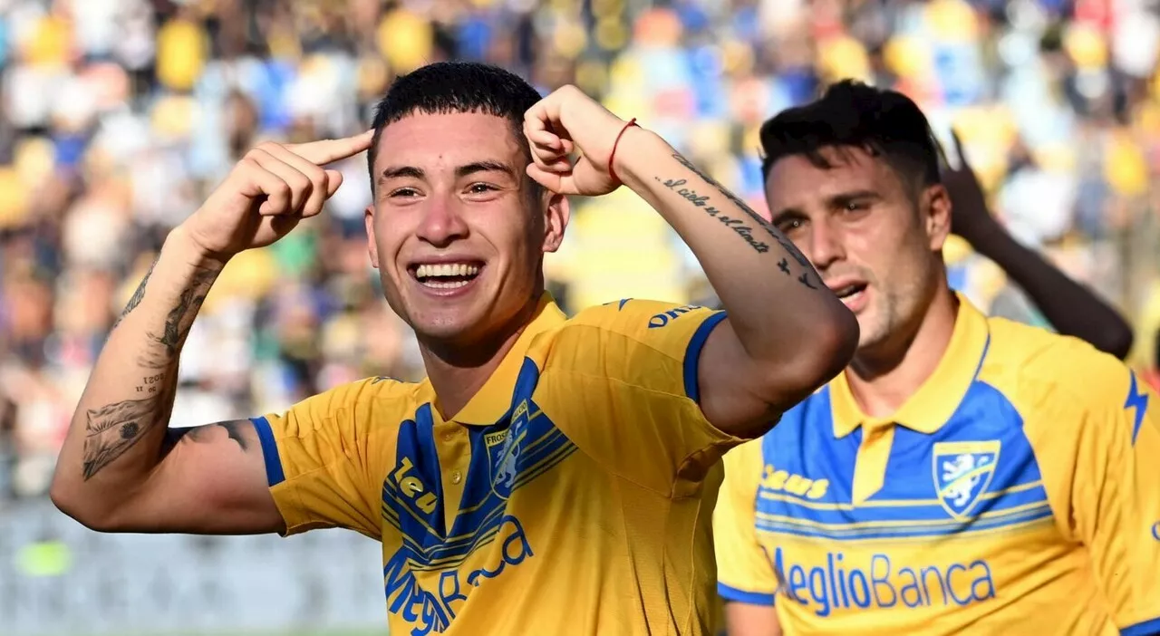 Il Frosinone domina il Verona (2-1) e va al settimo posto: debutto e rete Reinier, le magie di Soulè che prend