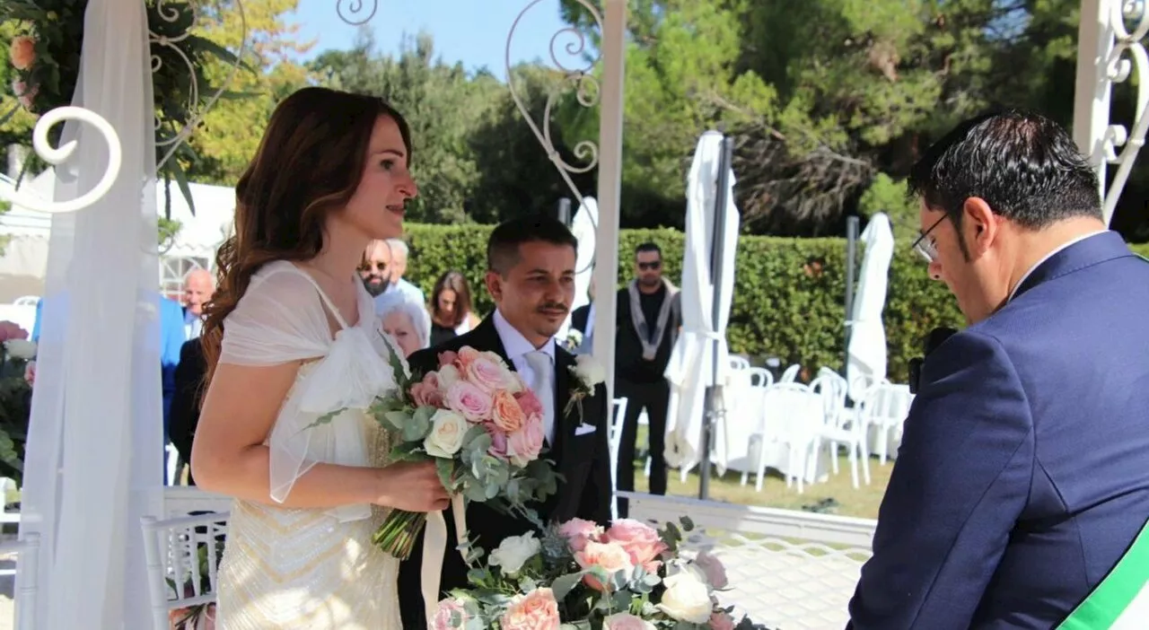 Lei diventa uomo, lui una donna: Maura ed Emanuele si sono sposati oggi a Recanati. Le foto del matrimonio