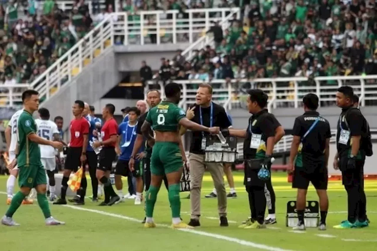 Josep Gombau Beberkan Alasan Melarang Paulo Victor Tendang Penalti saat Persebaya Hadapi Persib - Jawa Pos