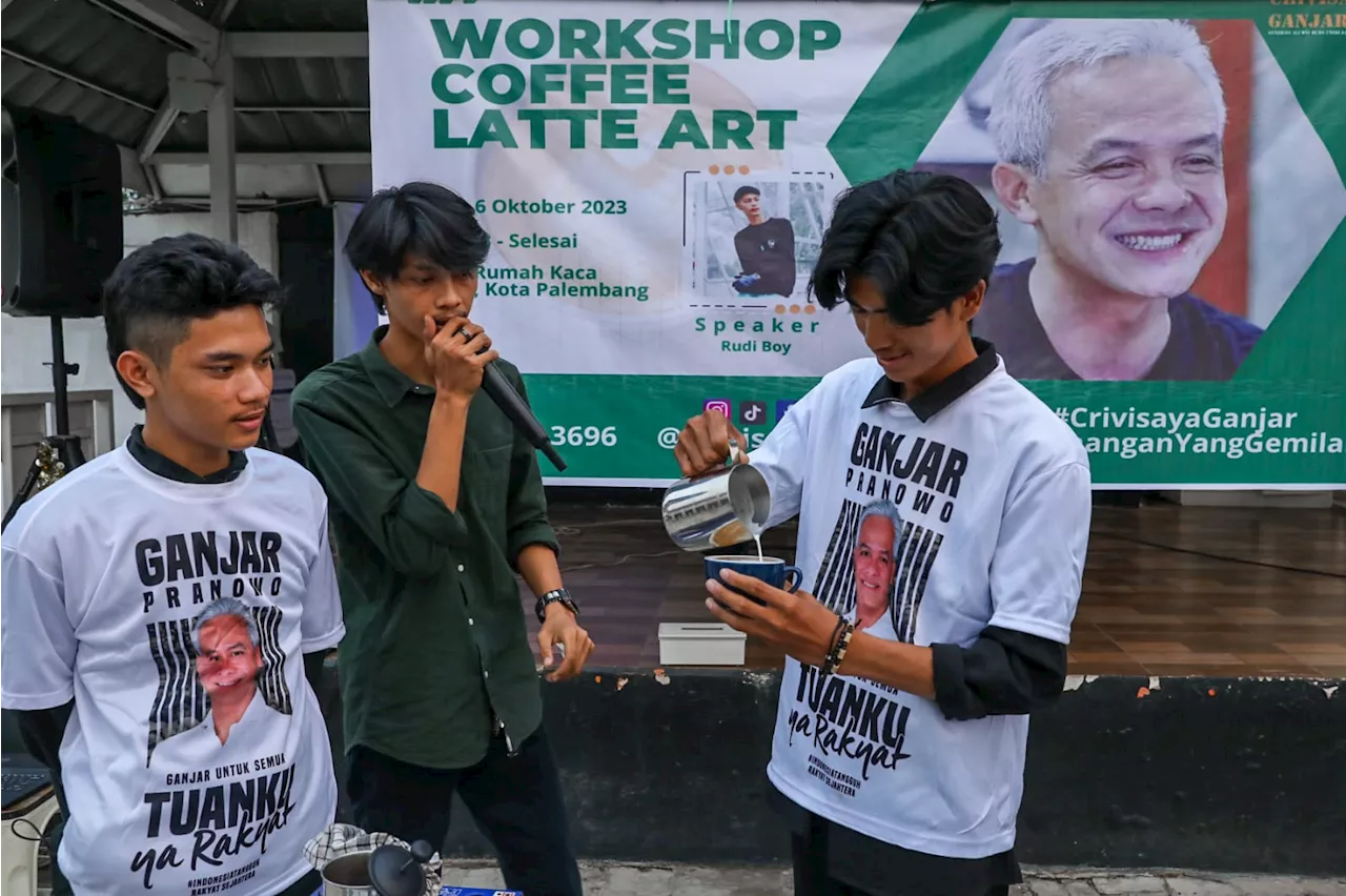 Peluang Bisnis Kedai Kopi Menjanjikan, Ganjar Crivisaya Bagi Ilmu Membuat Coffee Latte di Palembang