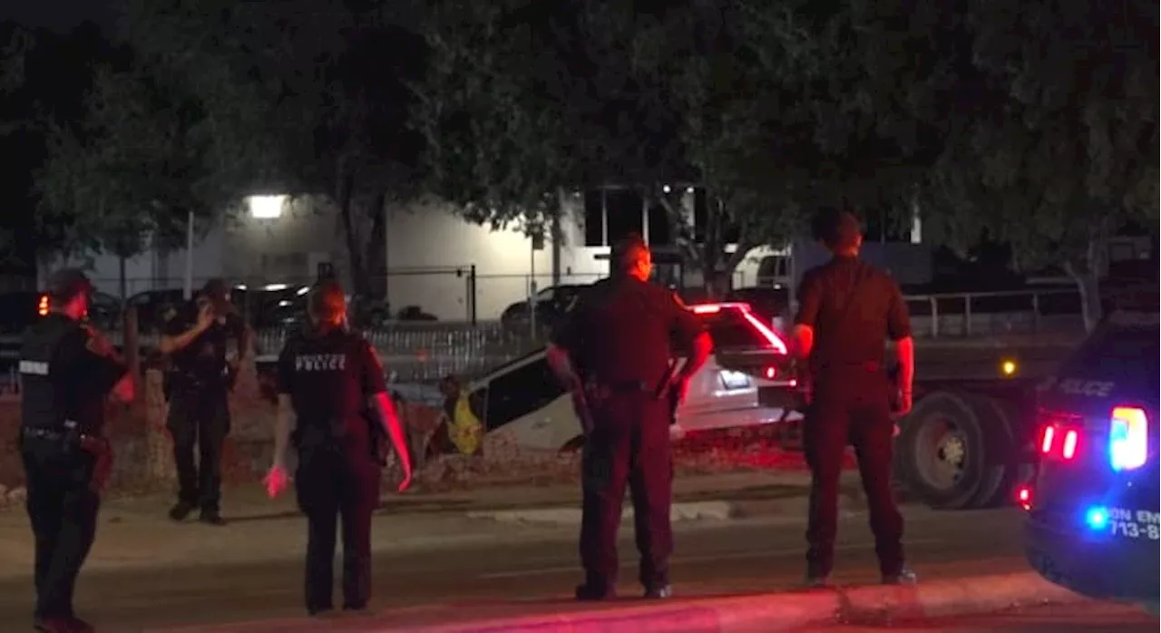 1 injured after suspect shoots at moving vehicle with kids inside in SE Houston