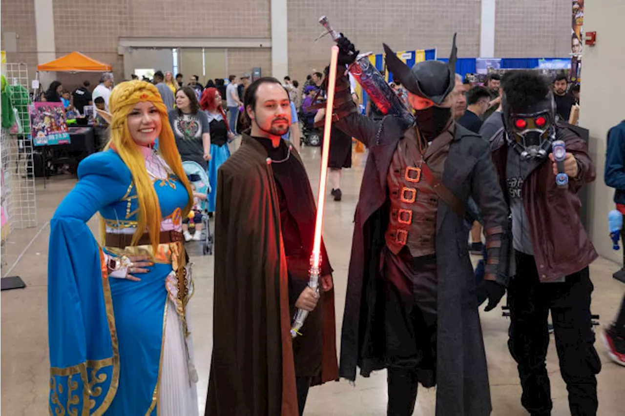 PHOTOS: Comicon floor filled with eye-catching cosplay, celebrities, more