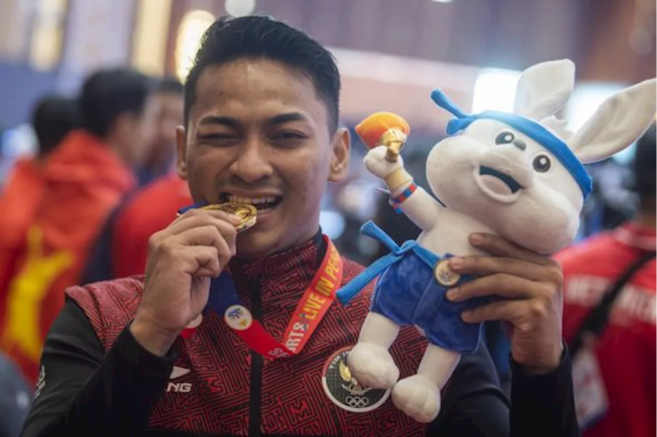 Karateka Zigi Zaresta Bawa Bendera di Penutupan Asian Games 2022