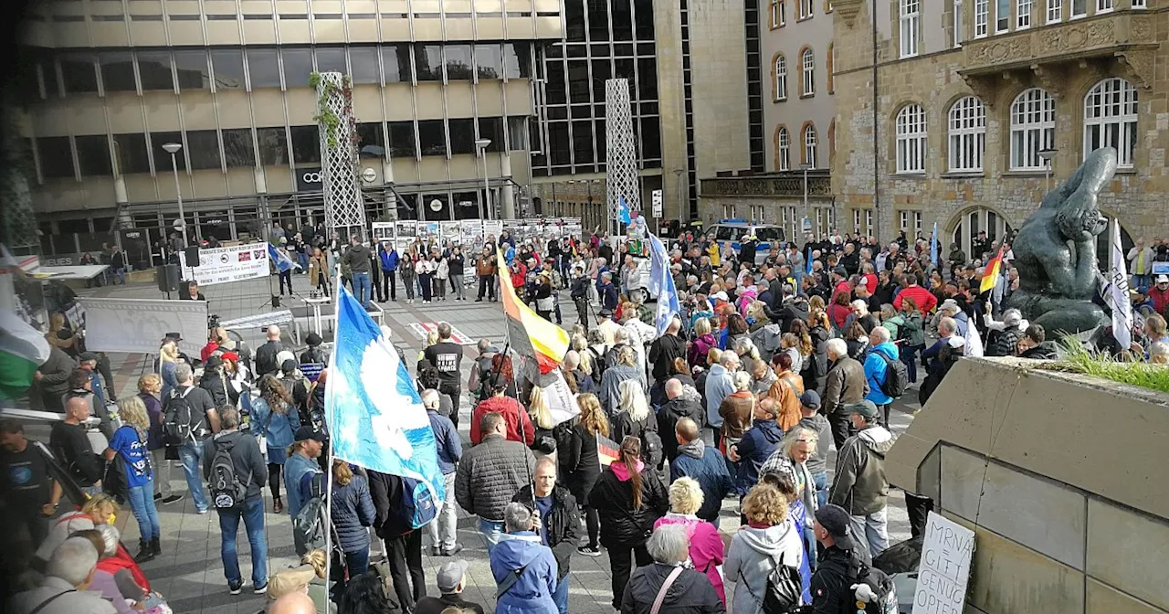 Polizei hält Demonstranten und Gegner in Bielefelder Innenstadt auf Distanz