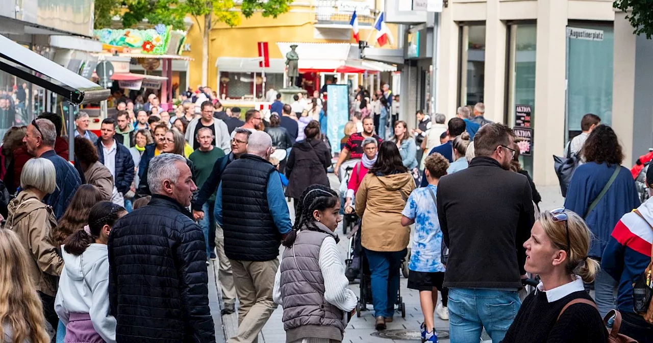 Volle Plätze und ausgelassene Stimmung in der Herforder Innenstadt