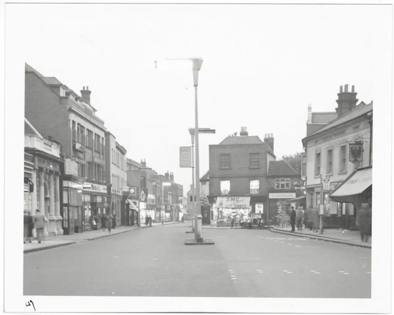 Familiar picture of Market Place in Watford High Street from 1940s