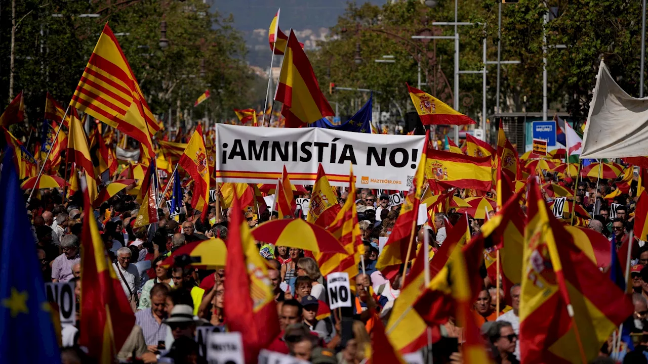 Miles de personas se manifiestan en Barcelona contra la amnistía