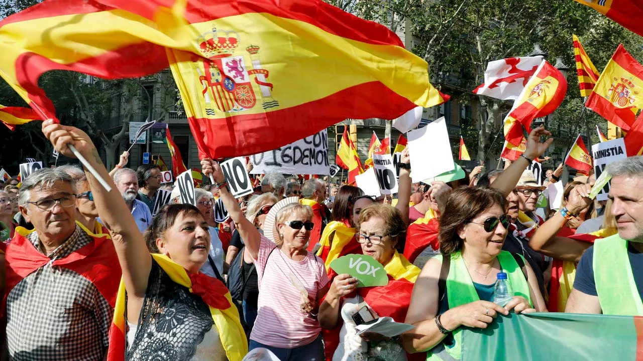 Miles de personas protestan en Barcelona contra una amnistía en plena negociación para investir a Sánchez