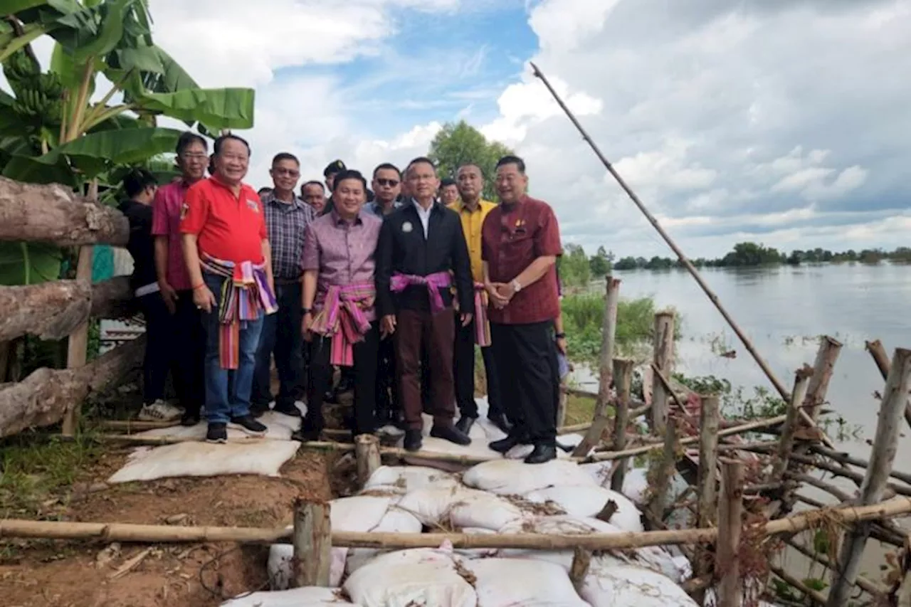 'สมศักดิ์' ขนทัพ สส.เพื่อไทย ติดตามน้ำท่วมร้อยเอ็ด มอบถุงยังชีพผู้ประสบภัย