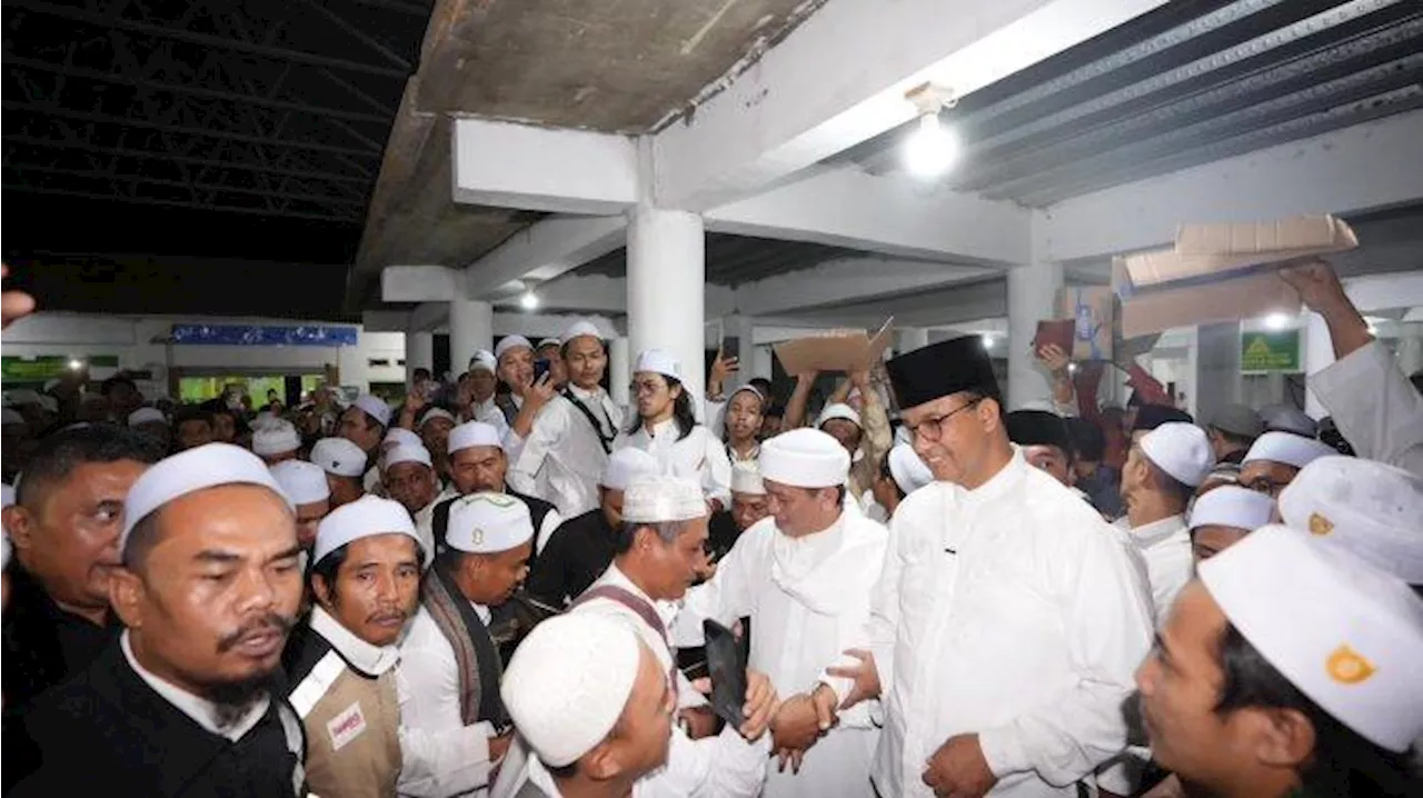 Malam Anies di Purwakarta, Ziarah ke Makam Pejuang dan Didoakan Ulama