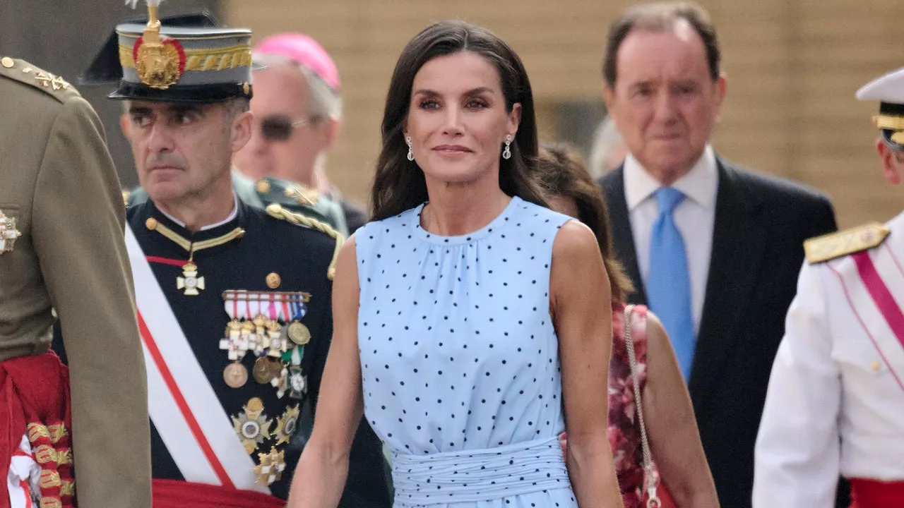 La reina Letizia muestra cómo llevar un vestido midi con zapatos slingback elegantes