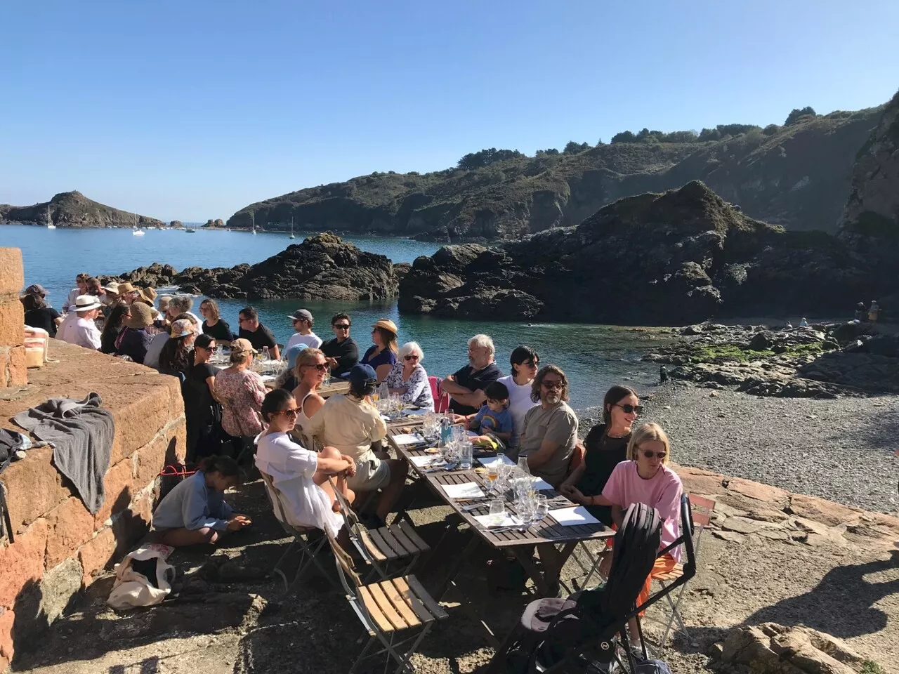 À Plouha, un banquet incongru sur une jetée face à la mer... | La Presse d'Armor