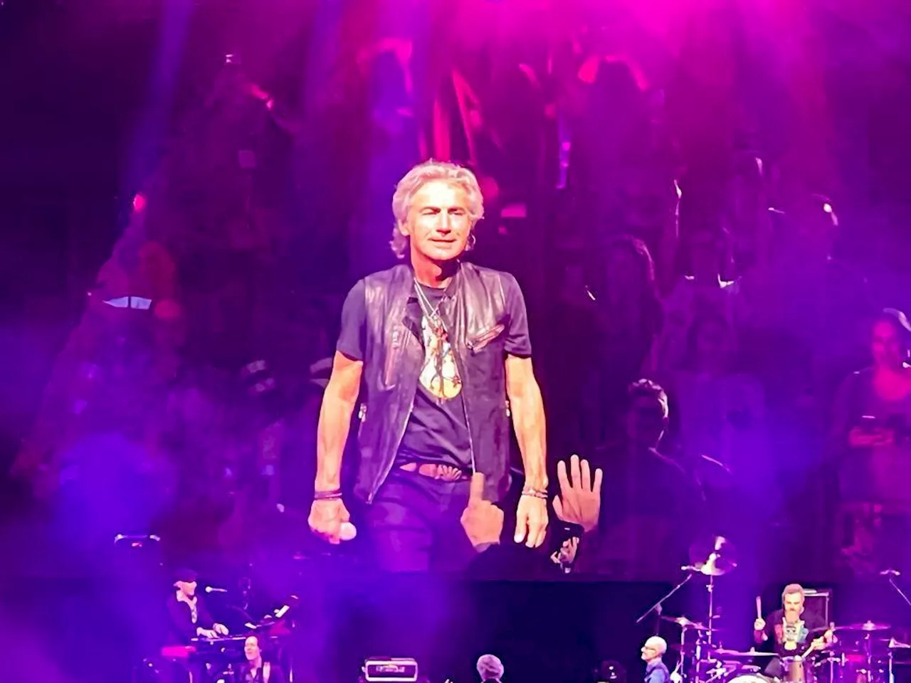 Vajont, Ligabue ferma concerto a Verona: minuto di silenzio per le vittime