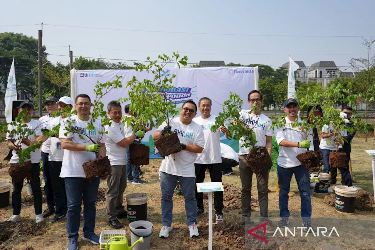 BUMD JIEP bersama Holding BUMN Danareksa tanam 600 pohon