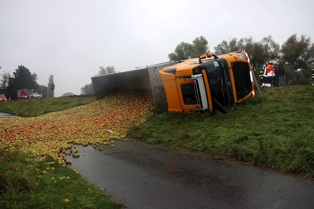 LKW kommt alleinbeteiligt von der Fahrbahn ab +++ Seitenstreifen durch anhaltenden Regen aufgeweicht +++ Fahrzeug kippt zur Seite +++ Fahrer schwer verletzt