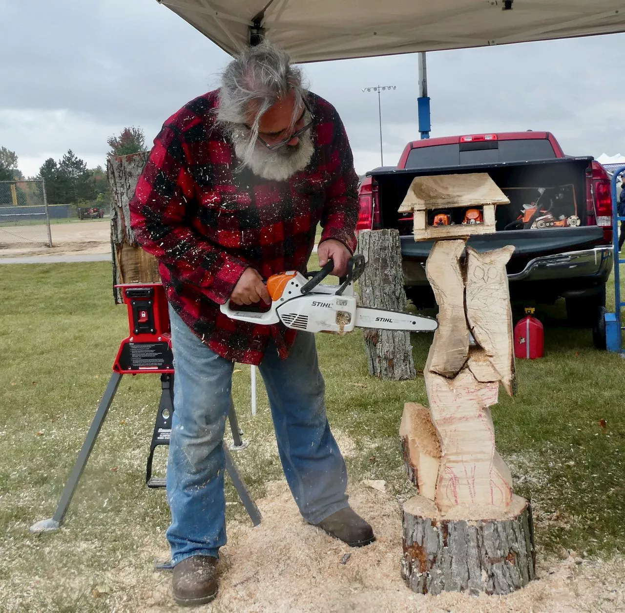 Rain, cooler weather don’t deter residents from taking part in Solon Fall Festival