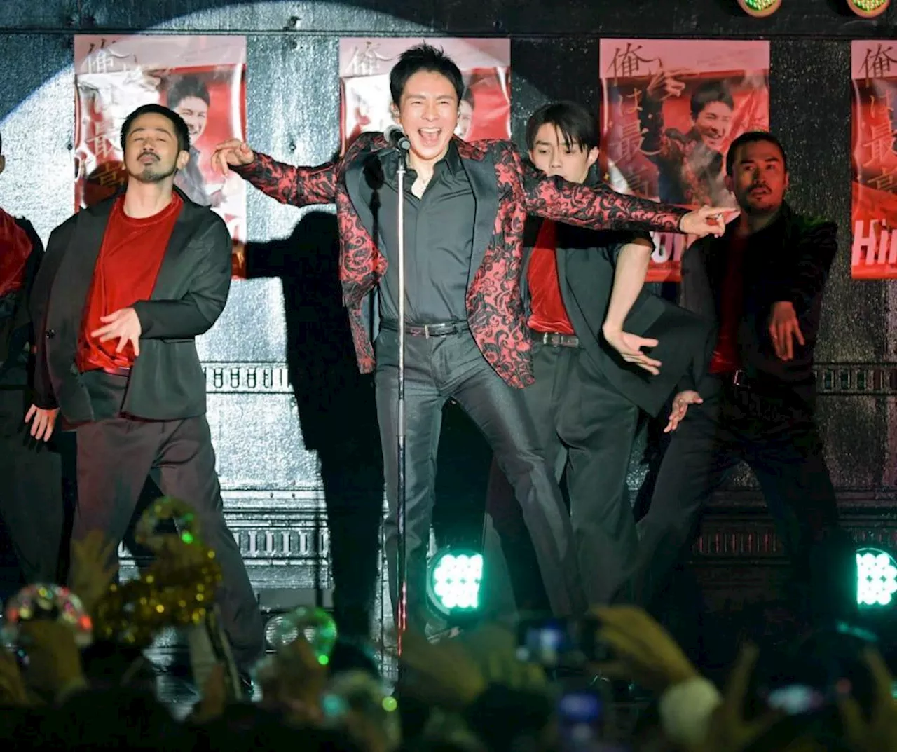 郷ひろみ 歌舞伎町“ゲリラ”ライブに１０００人 ９９年渋谷以来のアチチな伝説「許可取ってます、もちろん！」