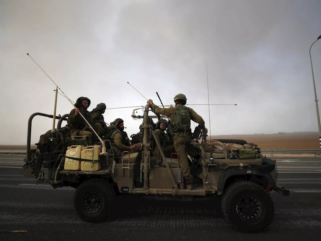 A Gaza raid a tappeto. In arrivo la fila di tank. Le azioni di forza per liberare i kibbutz. Oltre 700 le vittime