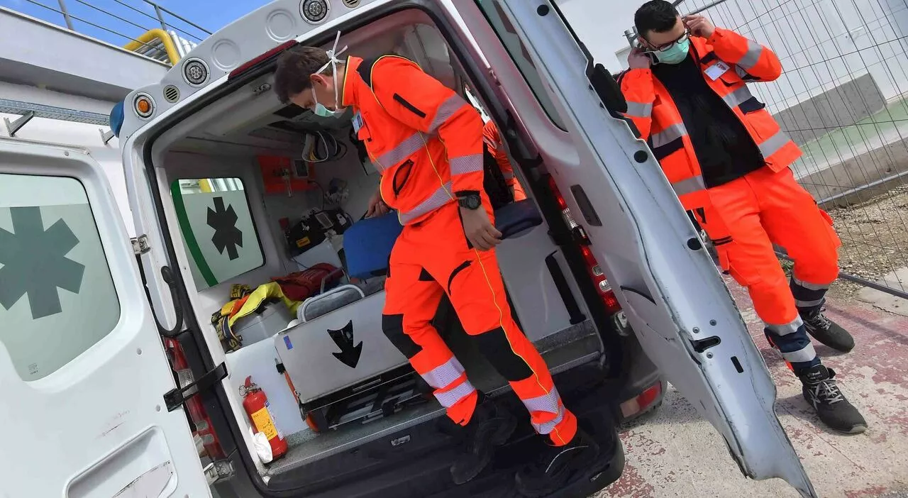 Albero crolla su un'auto sull'autostrada A20: conducente morto sul colpo