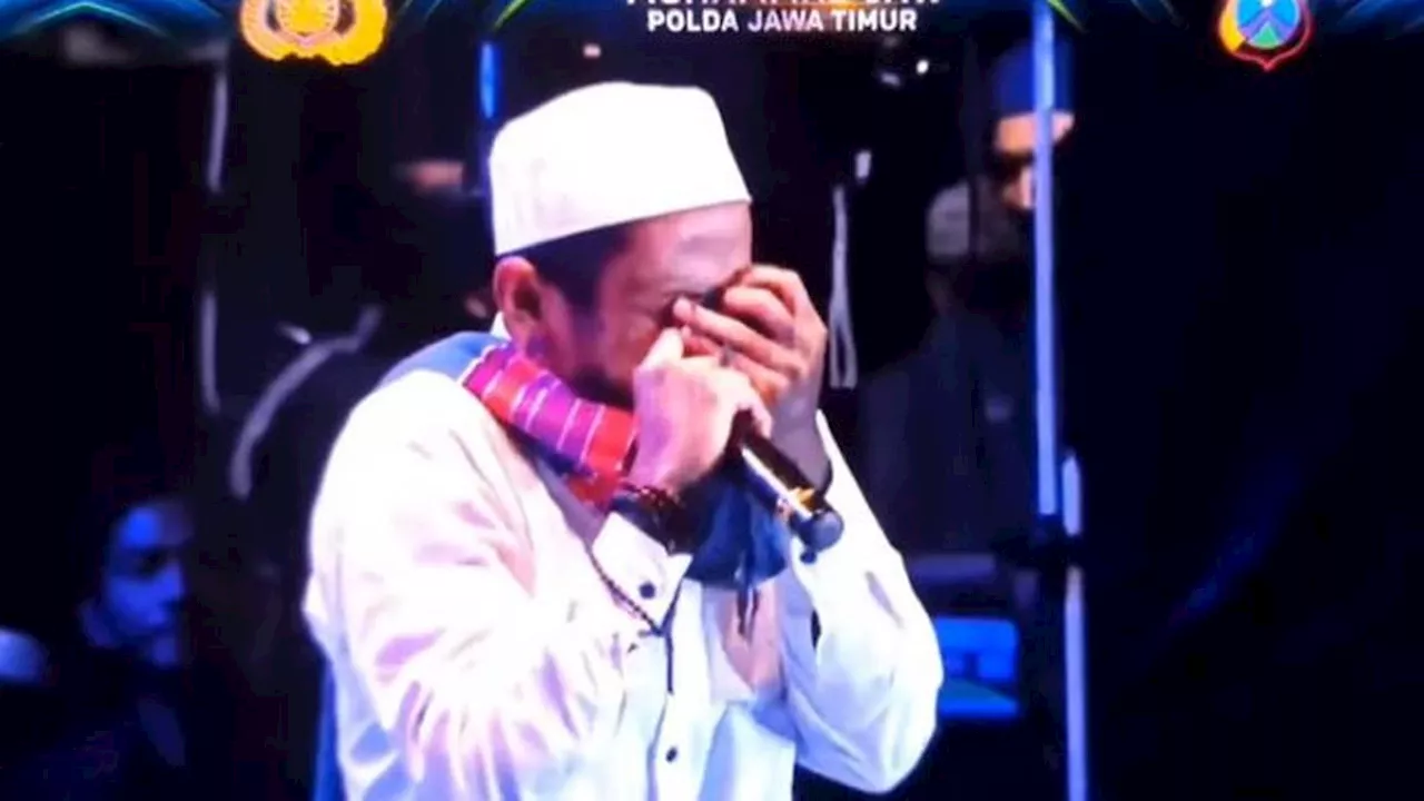 Momen Pemuda Bertato Sekujur Tubuh Menangis saat Bersholawat di Depan Gus Iqdam