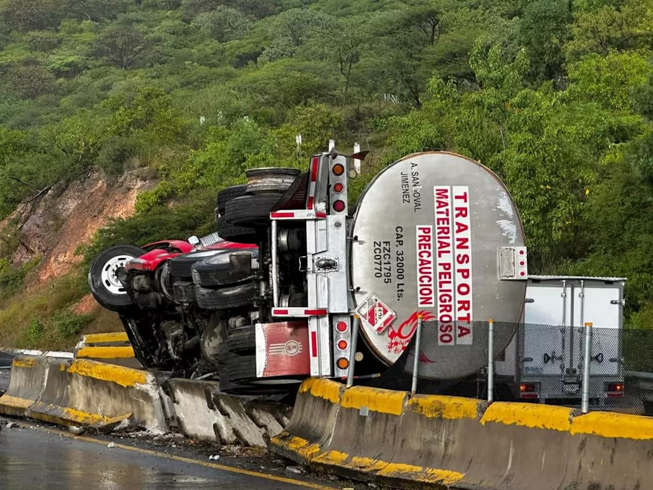 Cierran carretera México-Acapulco, tras volcadura de una pipa de combustible; no hay reporte de heridos