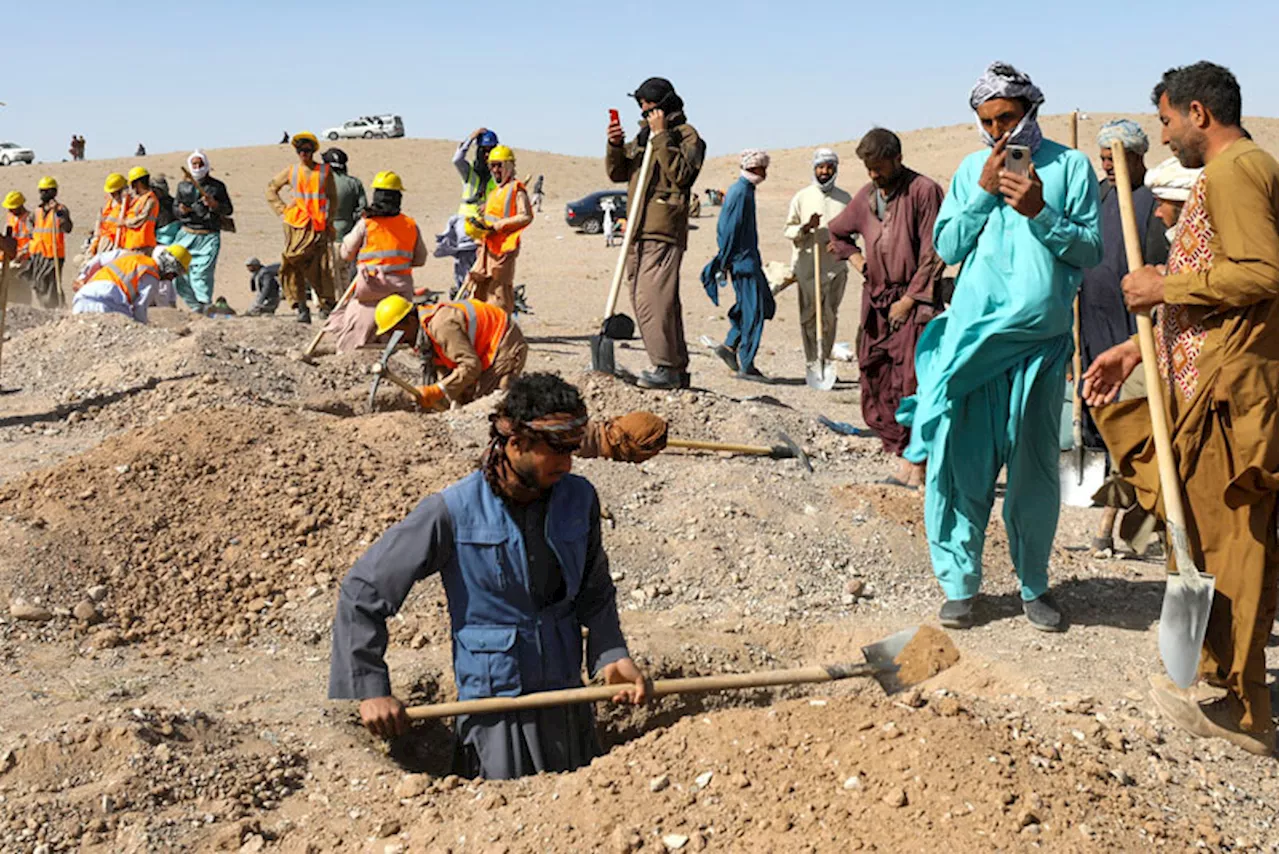 Volunteers dig for Afghan quake survivors as support trickles in