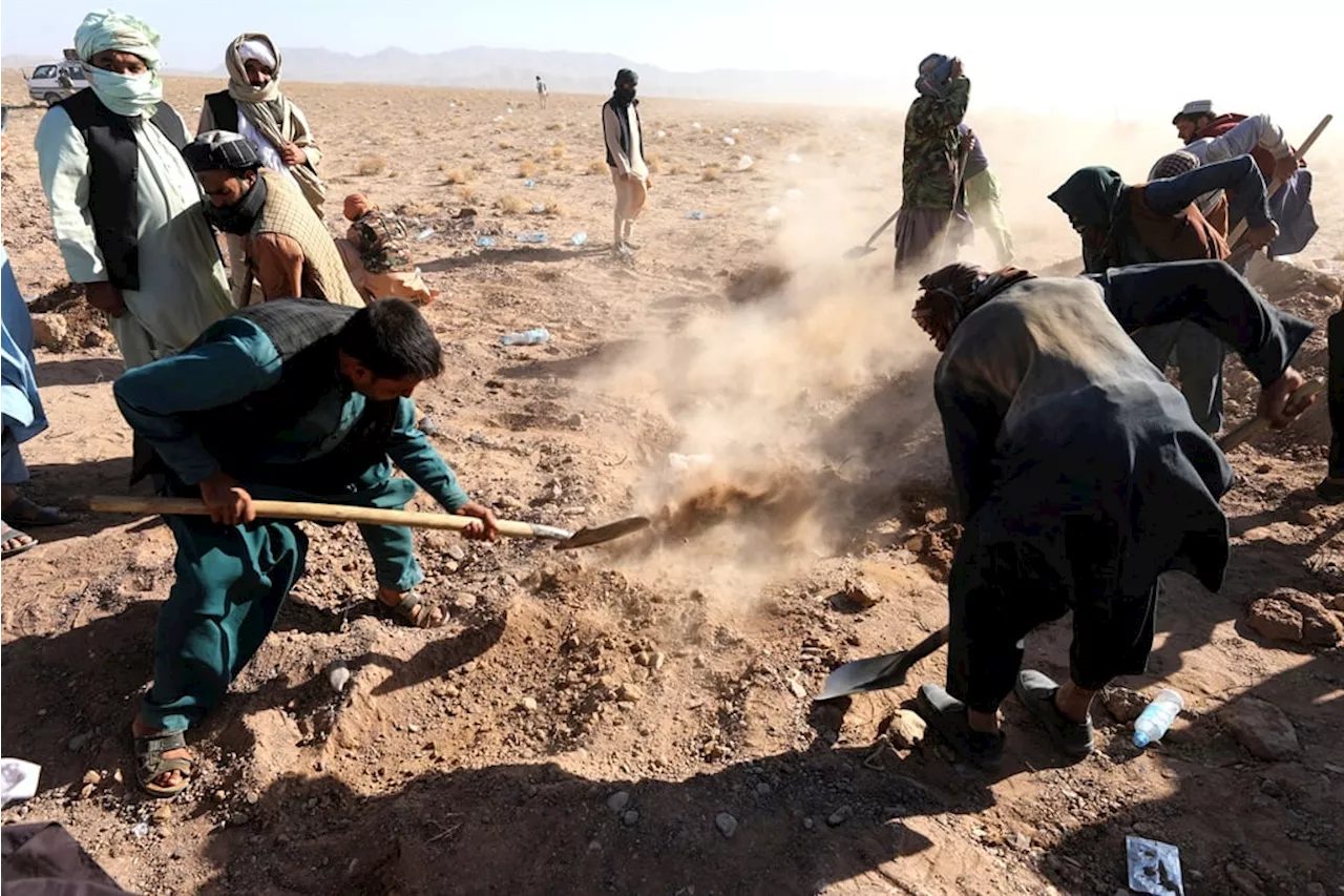 Volunteers dig for Afghan quake survivors as aid trickles in