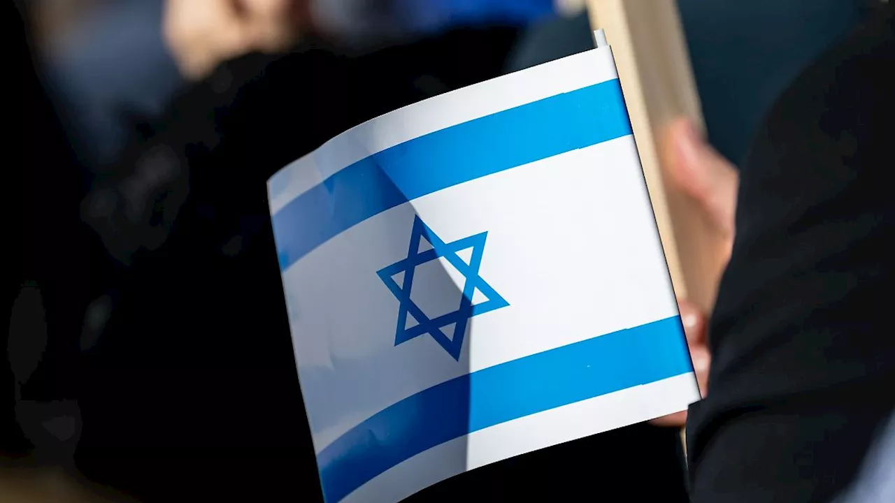 Hamburg & Schleswig-Holstein: Hunderte Menschen zeigen in Hamburg Solidarität mit Israel