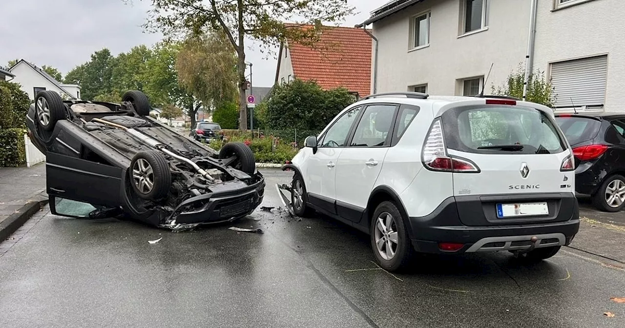 Spektakulärer Unfall in Gütersloh - Auto prallt gegen Pfeiler und landet auf dem Dach