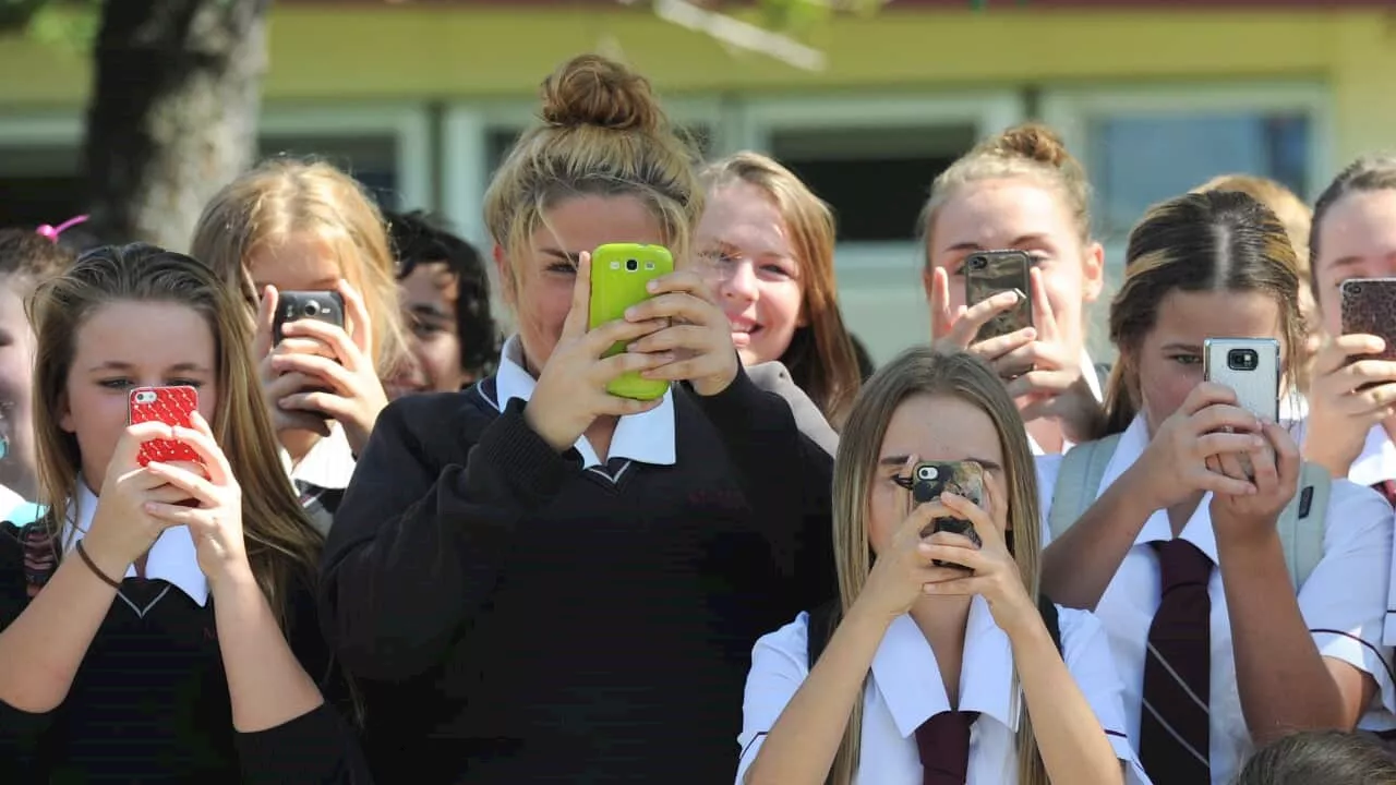 'Off and away': NSW students return to school without phones as ban comes into effect