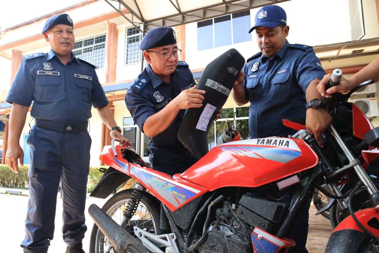 Guna sampan seludup motosikal Yamaha RXZ melalui Sungai Golok