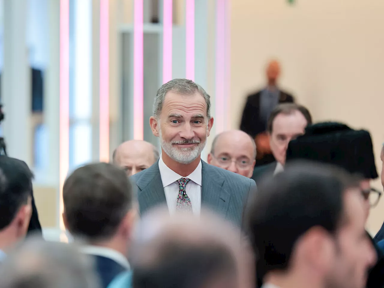 El Rey Felipe, de cena con amigos y sin la Reina en el centro de Madrid horas antes de que la Princesa Leonor jurase bandera