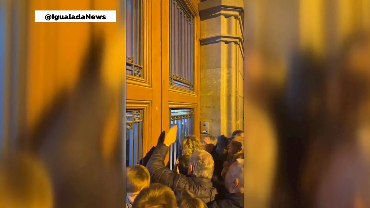 Tensión en Igualada: centenares de vecinos intentan entrar en el Ayuntamiento por la subida de impuestos