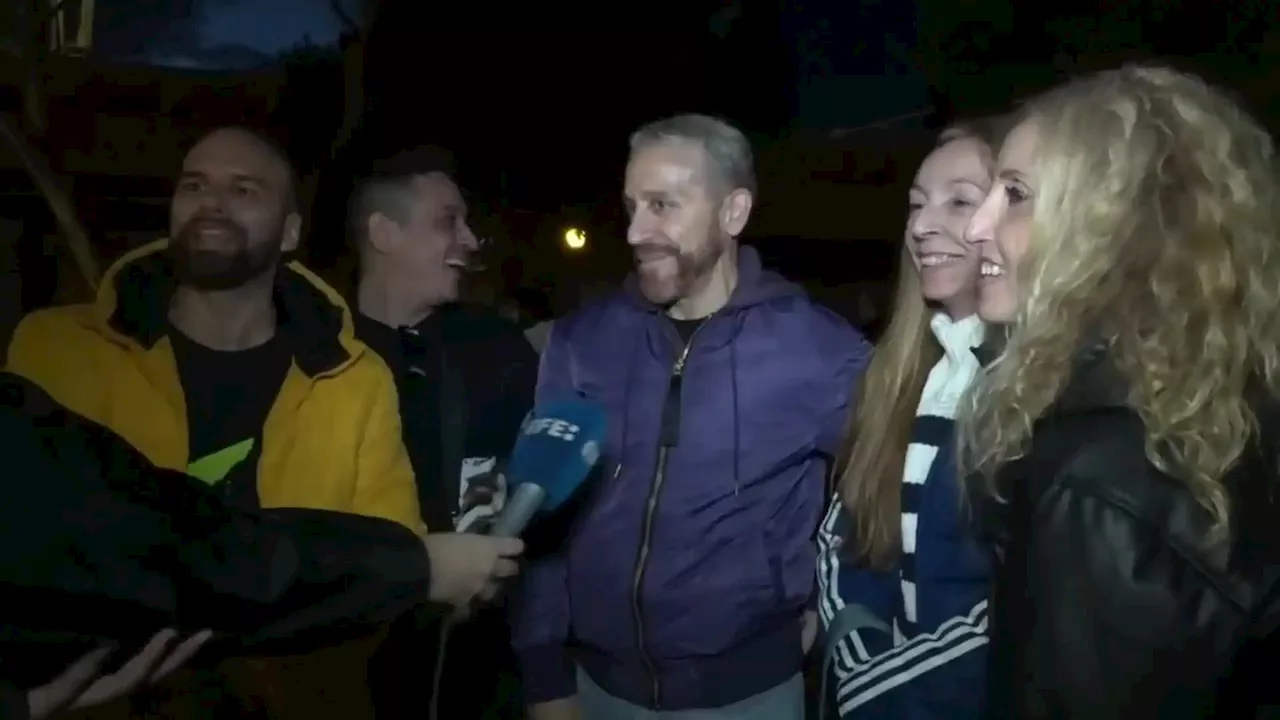 Los admiradores de Madonna la esperan nerviosos y entusiasmados a las puertas del Palau Sant Jordi