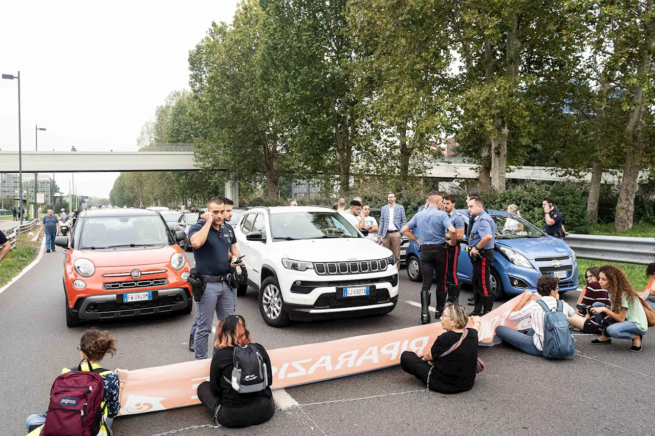 Militanti Ultima generazione, protesta a Milano: sei donne bloccano viale Fulvio Testi