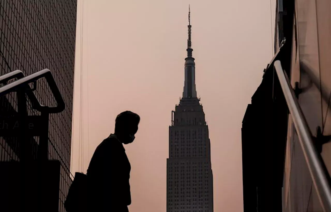 Grattacielo in costruzione a New York oscura vista Empire State Building