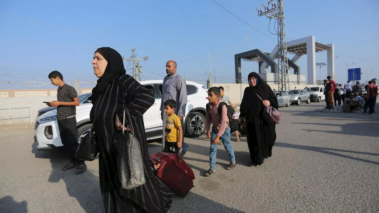 Krankenwagen warten am Grenzübergang zum Gazastreifen