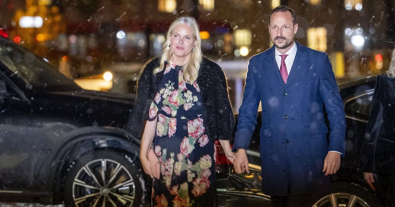 Mette-Marit von Norwegen: Im Schneegestöber hält Haakon fest ihre Hand