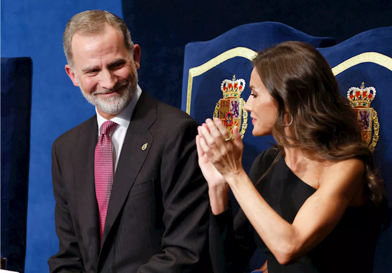 Letizia et Felipe d’Espagne : le couple royal recrée le cliché de sa première rencontre 20 ans plus tard