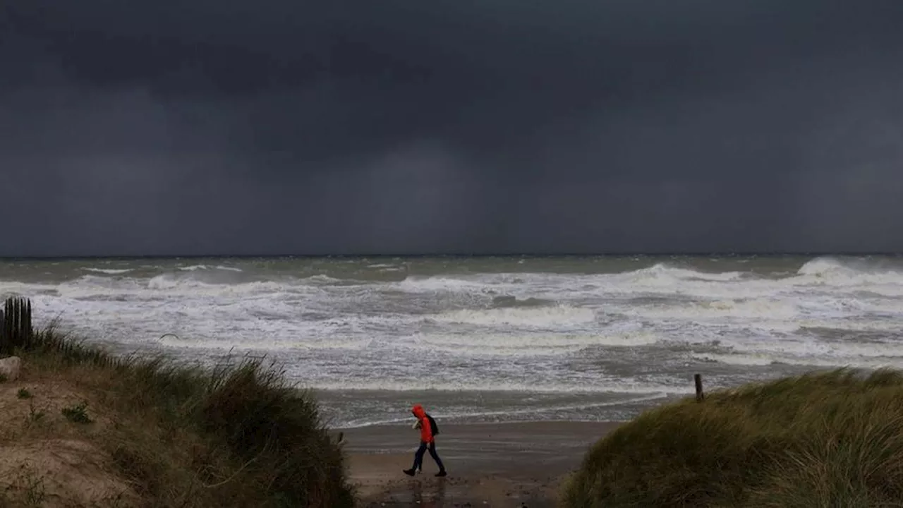 Tempête Ciaran : «Ne prenez pas de risque», et «restez chez vous», exhorte Emmanuel Macron