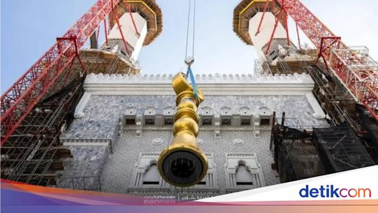 Megah! 13 Bulan Sabit Emas Terpasang di Menara Masjidil Haram