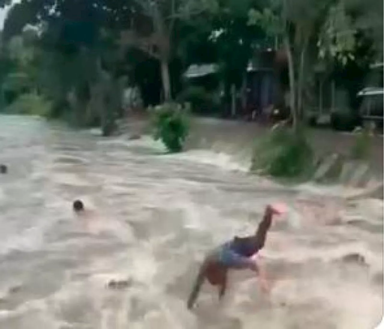 (Video) Jóvenes retan la fuerte corriente de un caño en Flor del Campo