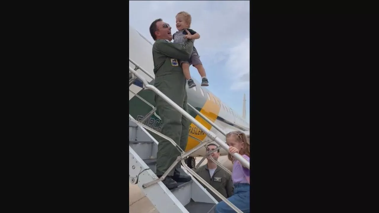 VÍDEO: Brasileiros resgatados da Cisjordânia embarcam em avião da FAB