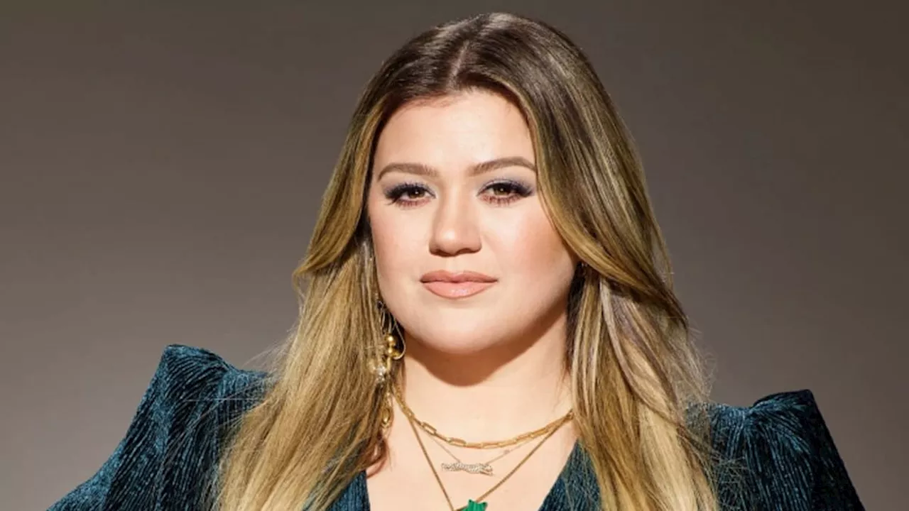 Kelly Clarkson, 41, showcases her incredible physique in a denim dress