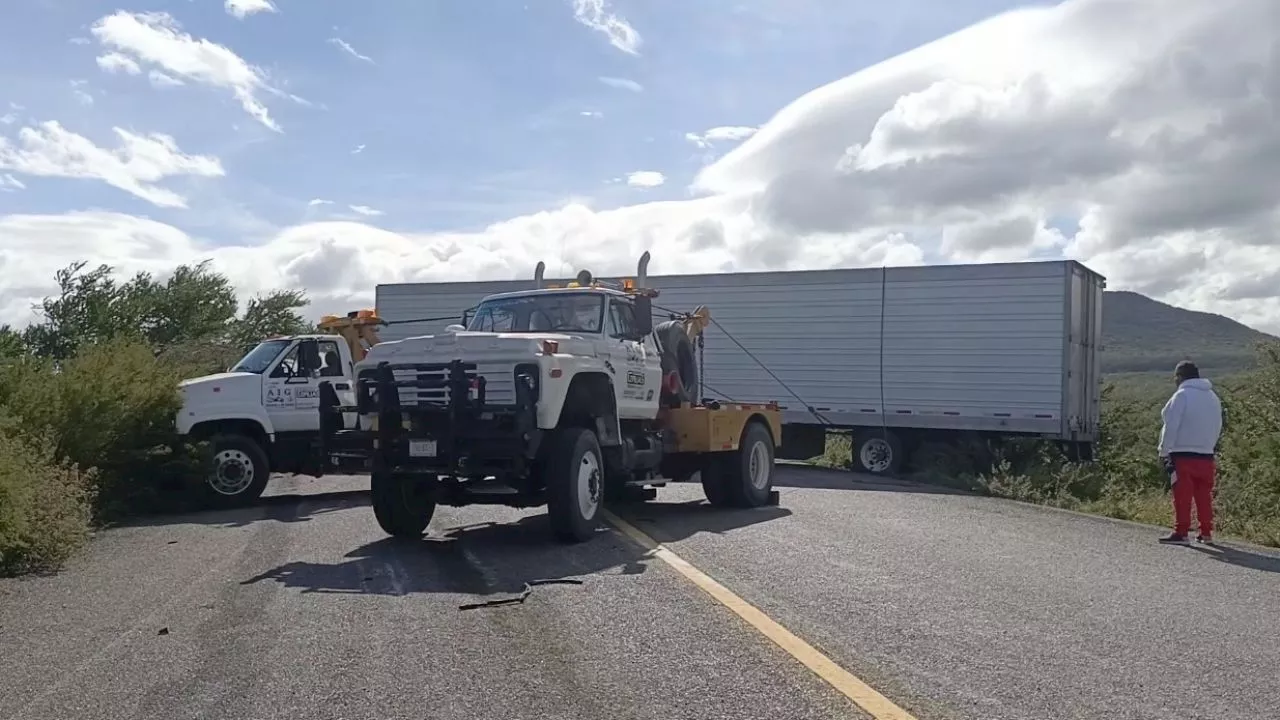 Oaxaca: fuertes vientos provocan volcadura de un tráiler en Juchitán