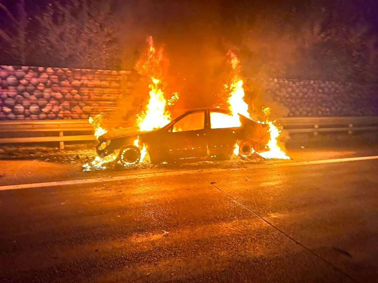 Feuerball auf A1 – Mercedes geht in Flammen auf