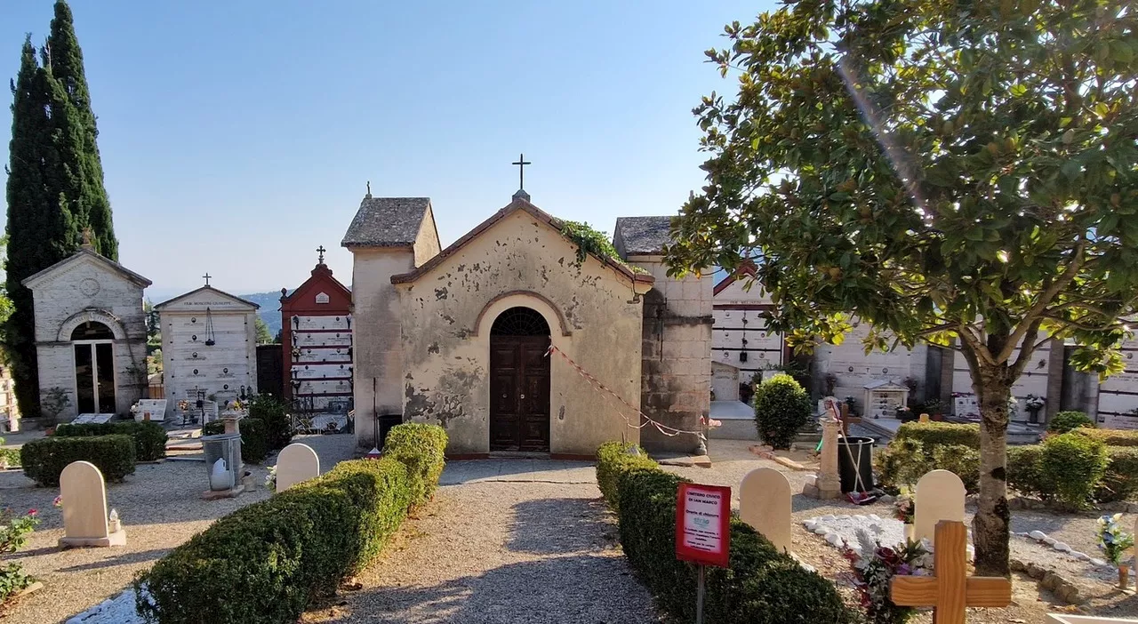 Perugia, raccolta firme per chiedere interventi al cimitero di San Marco: «Crollato anche un pezzo di muro»