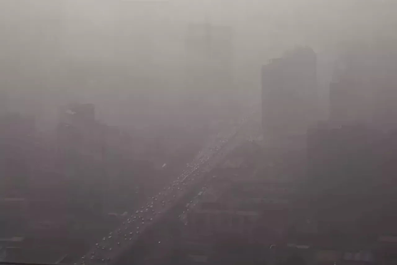 Kabut Asap Masih Selimuti Beijing, Jarak Pandang Kurang dari 500 Meter