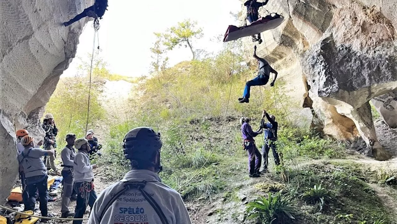 Les secouristes spéléologues se perfectionnent dans les entrailles des Pyrénées